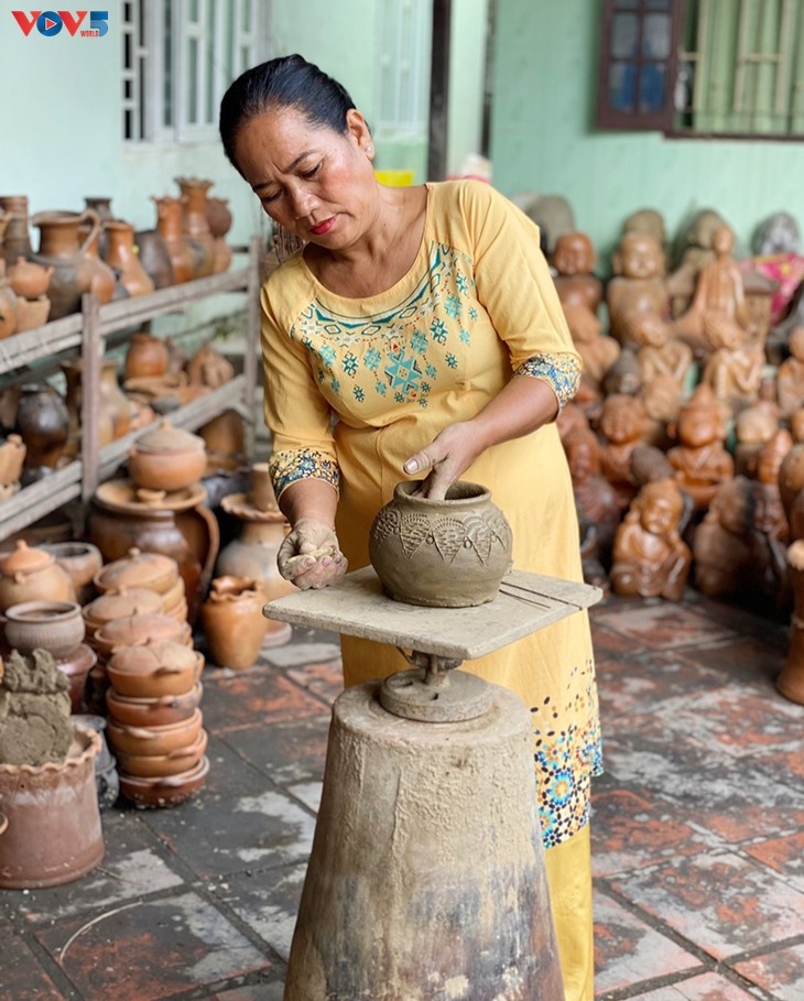 Artisans in Bau Truc village demonstrate the pottery-making method.