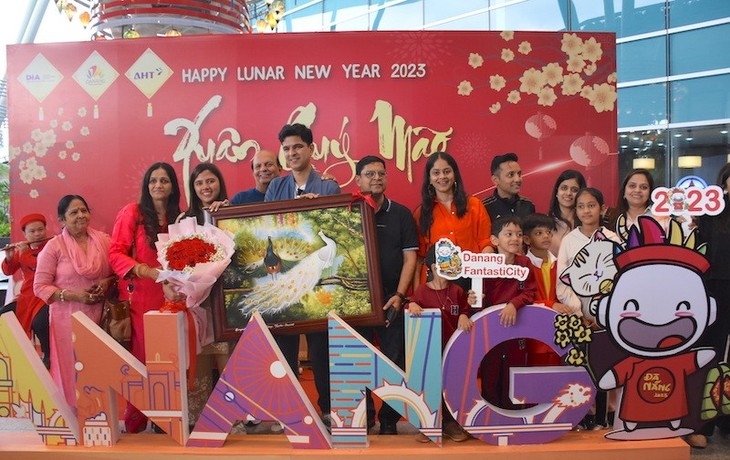 Da Nang Department of Tourism gives gifts and blessings to the couple. (Photo: nhandan.vn)