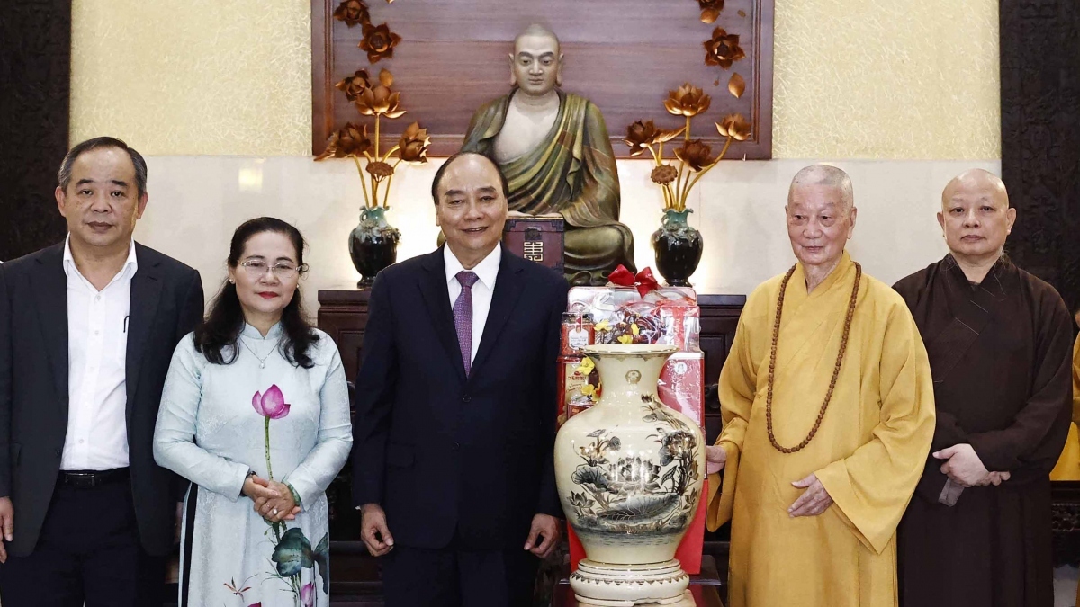State President Nguyen Xuan Phuc pays a Tet visit to Most Venerable Thich Tri Quang, supreme patriarch of the Patronage Council of the Vietnam Buddhist Sangha, on January 16.