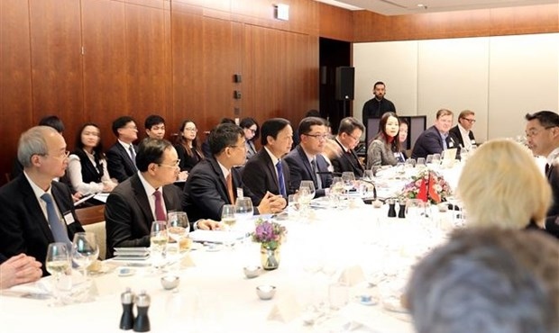 Deputy Prime Minister Tran Hong Ha and  representatives from coroporations and investment funds within the framework of the 53rd World Economic Forum in Davos. (Photo: VNA)