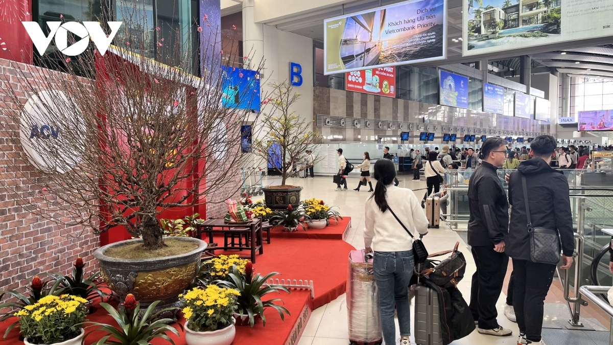 According to Noi Bai International Airport, the airport operates 565 flights, carrying 75,000 passengers, including 23,300 foreigners, on January 17, or the 26th day of the last lunar month.