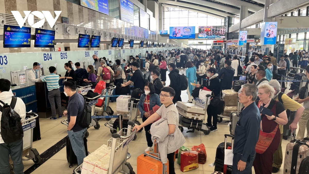 A bustling scene at the airport is recorded on the afternoon of January 17 ahead of Tet.