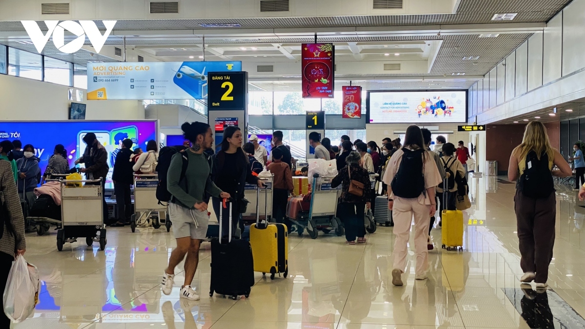 Many people flock to the airport as they prepare to return to the hometown for their family reunion and Tet celebrations. Others are busy joining their new-year holiday after a long year of hard work.