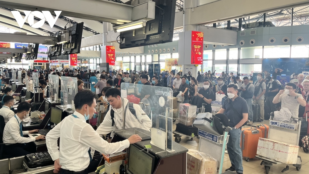 During the busiest days, to avoid missing their flights, passengers are advised to arrive at the airport three hours early for international flights and two hours early for domestic flights.