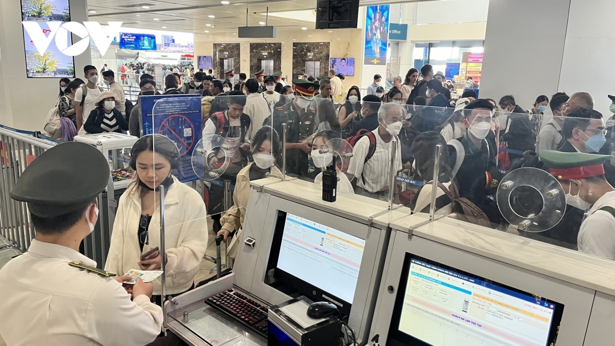 Noi Bai Airport has requested that families don’t go to the airport to see members off in order to avoid overcrowding, especially during the peak hours from 8 a.m. to 11 a.m. and from 7 p.m. to 11 p.m.