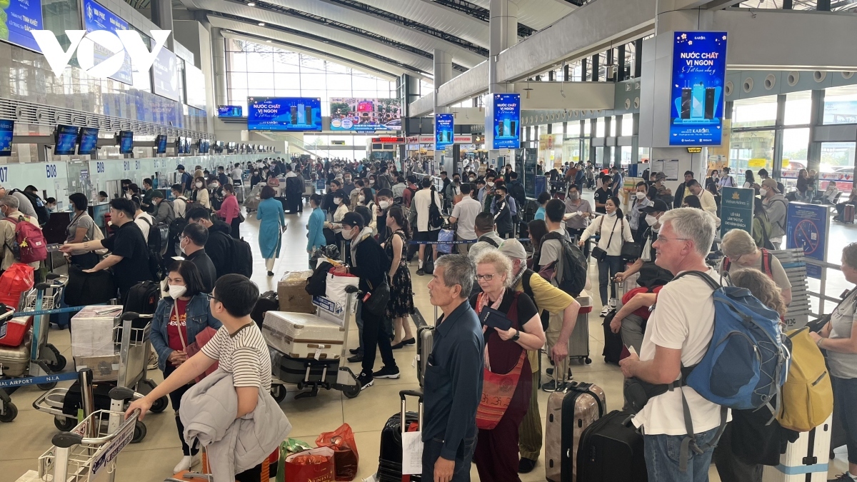 The number of passengers at the domestic terminal increases sharply, although so far all services operate smoothly at Noi Bai Airport.