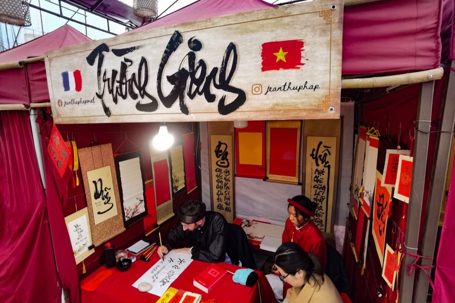 Among 50 calligraphers on hand, Jean Sébastien Grill is the only foreign citizen sitting in his corner named “Trường Giang”.