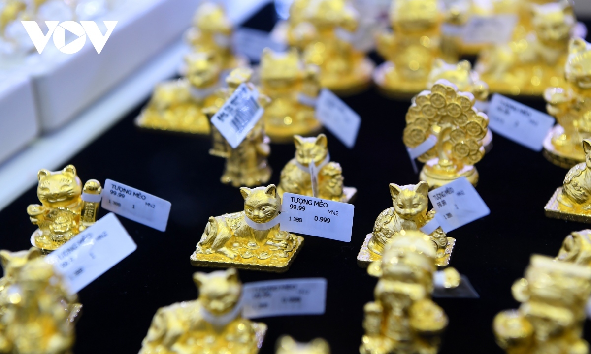 As this lunar year is the Year of the Cat, customers prefer to buy zodiac animal statues and jewelry in the hope of obtaining financial success.