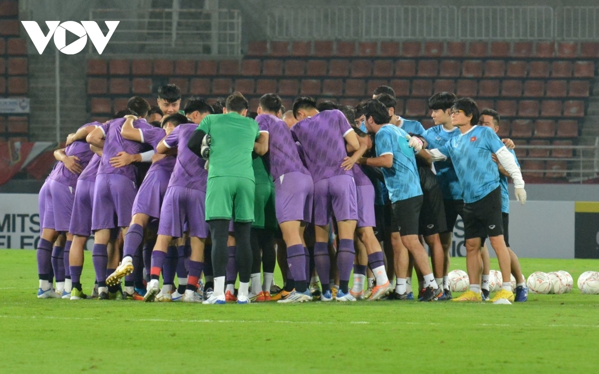 The Vietnamese national team hold a training session on January 15 at Thammasat Stadium ahead of the second leg of the AFF Cup final the following day. Unlike the cool weather of Hanoi, as well as the added pressure from the presence of 25,000 Thai fans, Vietnam are required to win or draw at least 3-3 in their away match to claim the title.