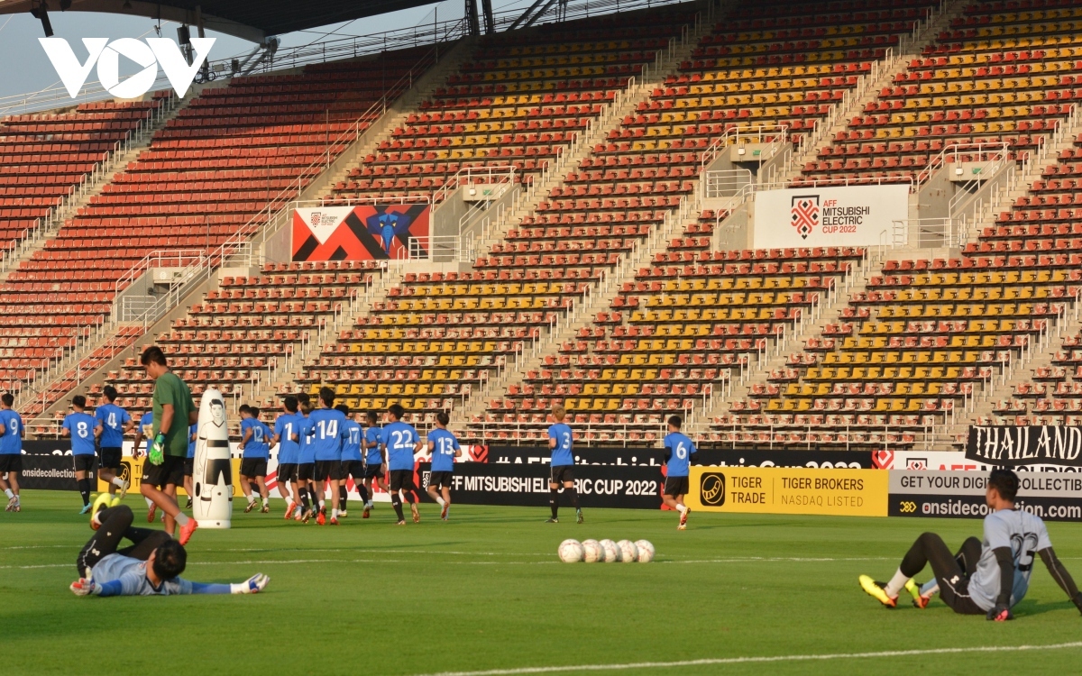 Playing at home is an advantage for the Thai team. The only problem they have is an injury to key striker Teerasil Dangda, who is the top scorer of the tournament with six goals. Meanwhile, Vietnamese player Bui Tien Dung won’t be playing due to injuries.