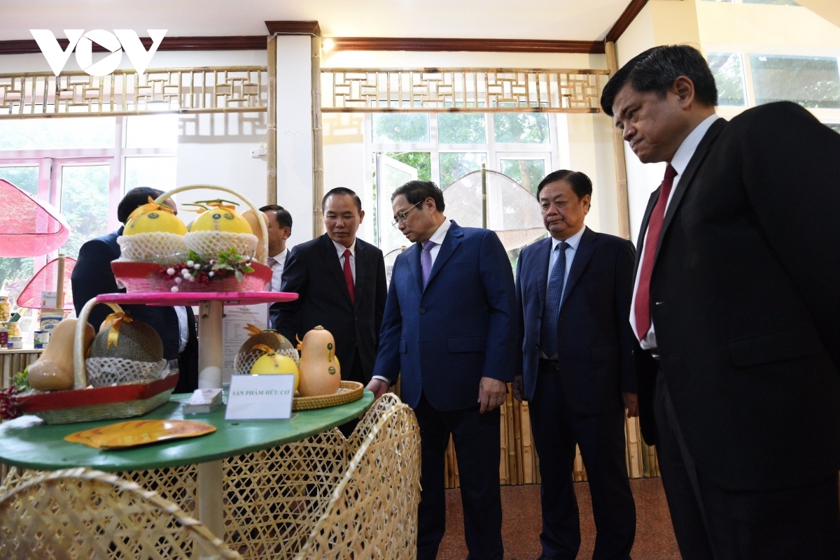 PM Pham Minh Chinh visits stalls on farm produce at the event.