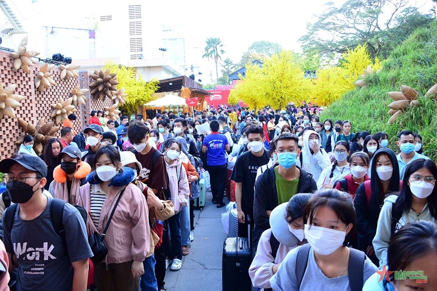 2,000 poor students, workers are gifted bus tickets to return home for Tet. (Photo: Qdnd.vn)