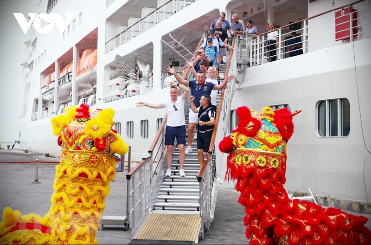 A lion dance performance has been staged at Tien Sa port to welcome Silber Spirit visitors.