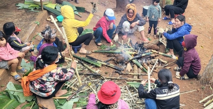 The villagers make Com lam, rice in bamboo tubes.
