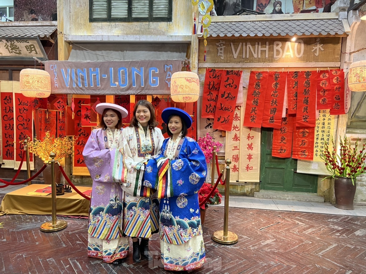 A traditional Tet space is located at the gateway, offering guests an opportunity to try on royal costumes and pose for photos.