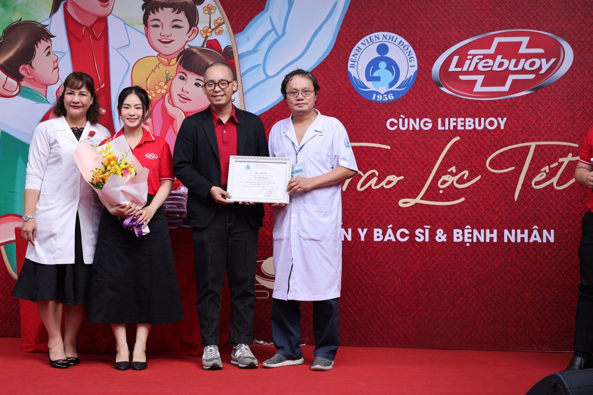 Unilever and Lifebuoy deliver Tet gifts to healthcare professionals.