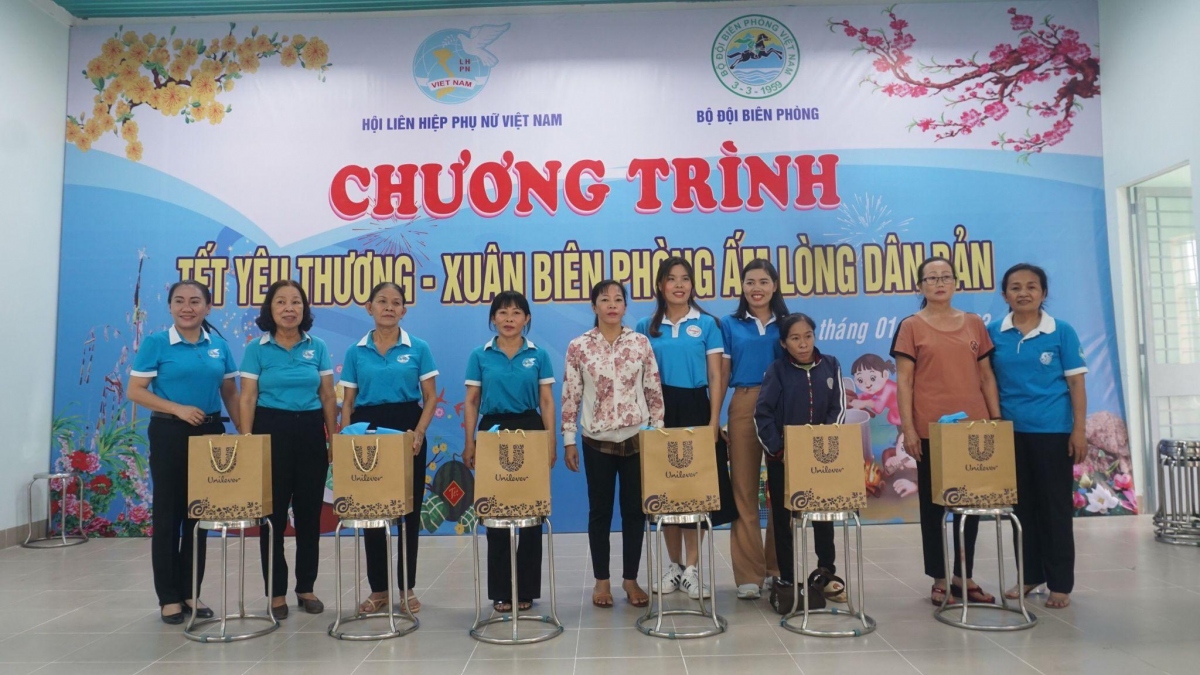 Unilever and Vietnam Women’s Union give Tet gifts to Vietnamese heroic mothers, women and families in need.