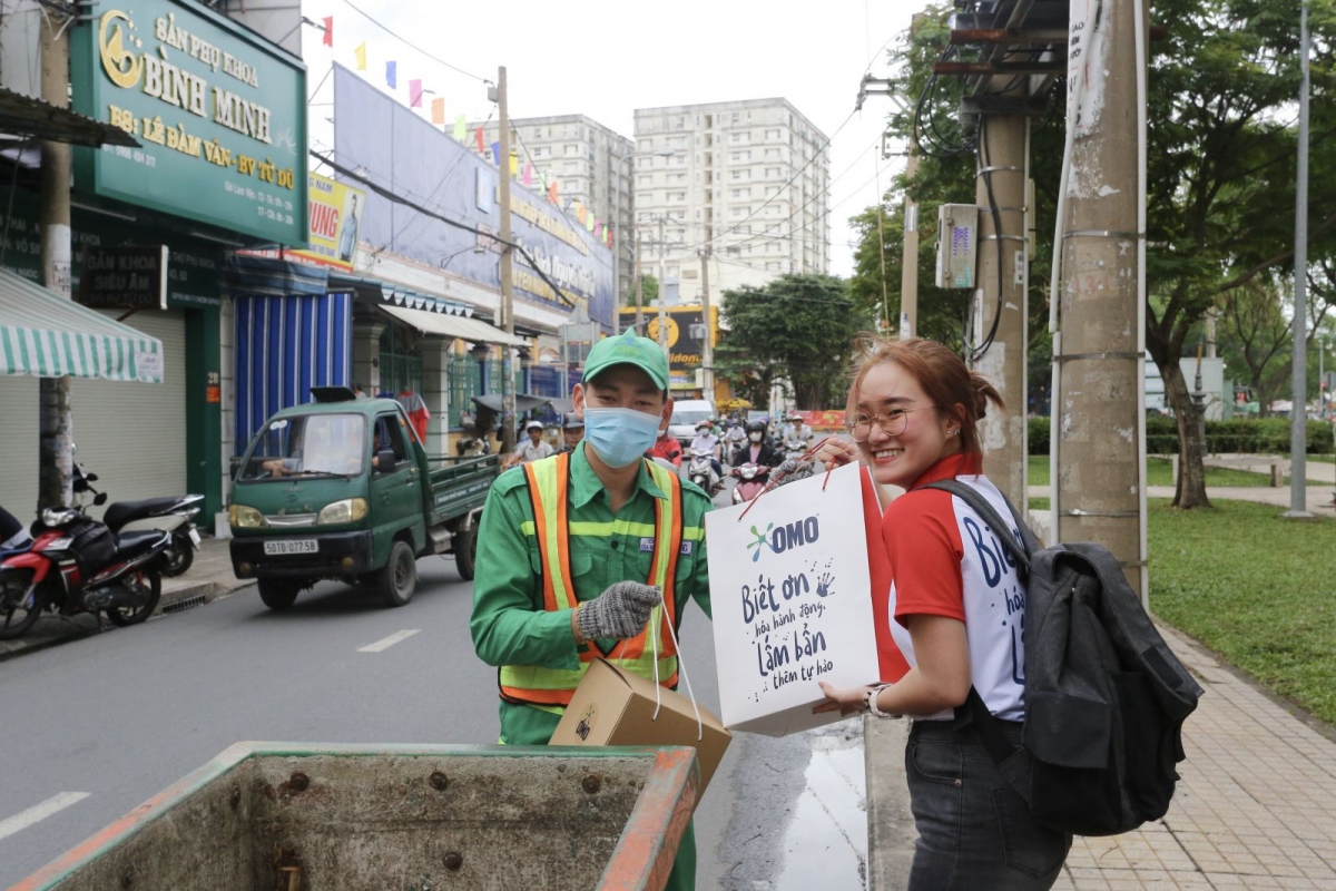 Representative of Unilever and OMO hand gifts to environmental workers.