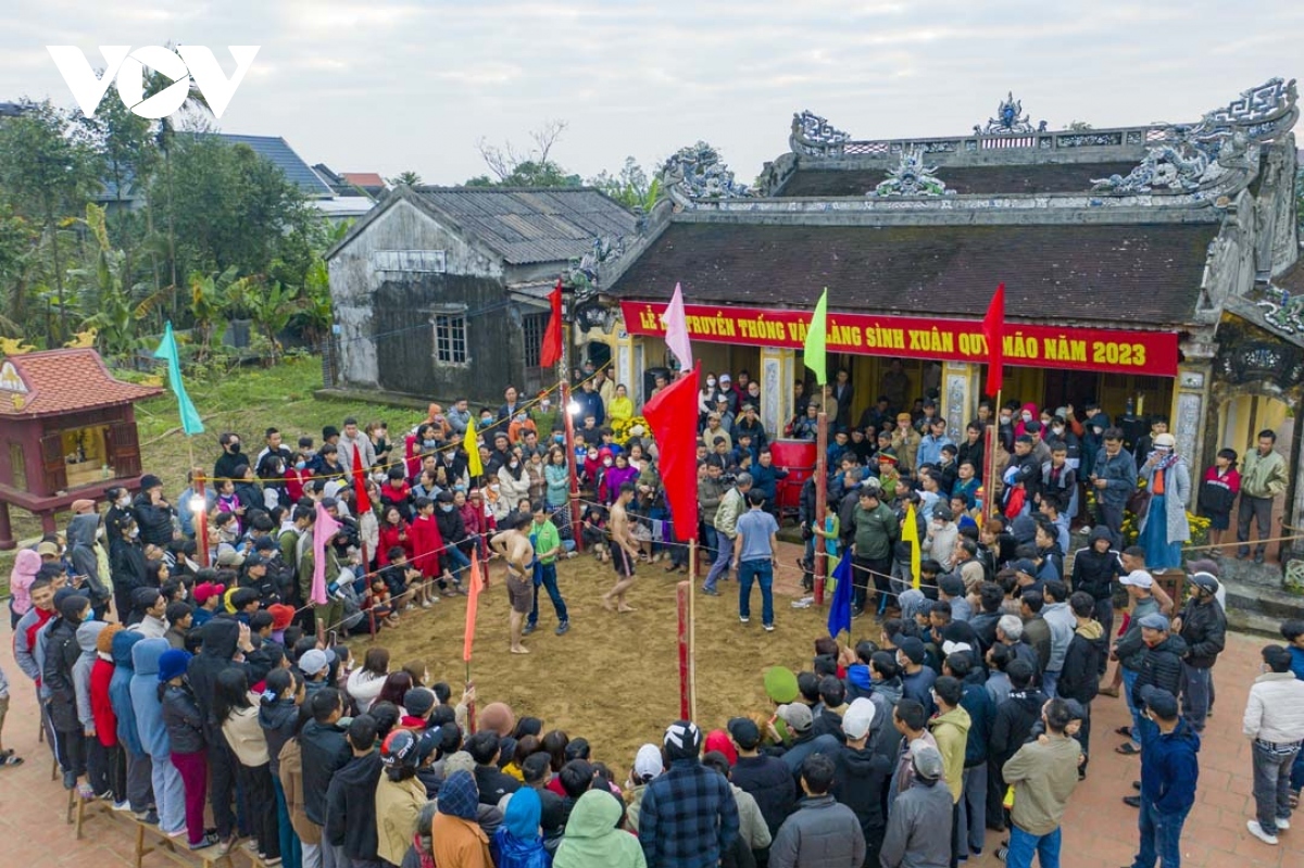 According to legend, the wrestling festival held in Sinh village has existed for over 500 years, and it is widely considered the greatest and oldest martial arts festival throughout the central region.