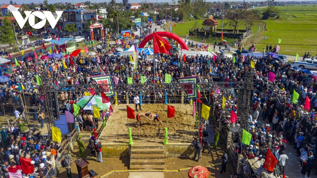 Following the lunar New Year (Tet) holiday, local villagers are eager for the festival to get underway. They build a wrestling ring on a high rectangular piece of land in front of the village’s communal house, with the wrestling arena surrounded by ropes.