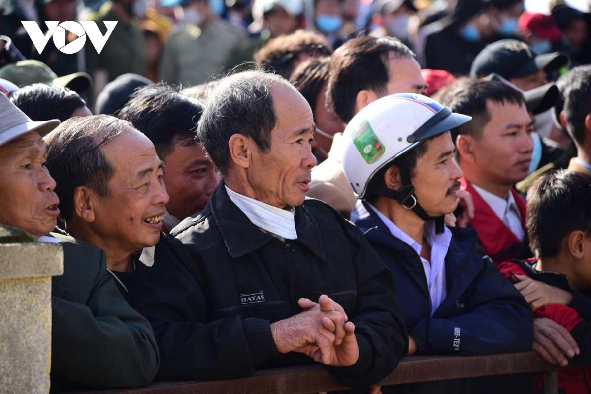 Spectators are curious to discover the festival. 