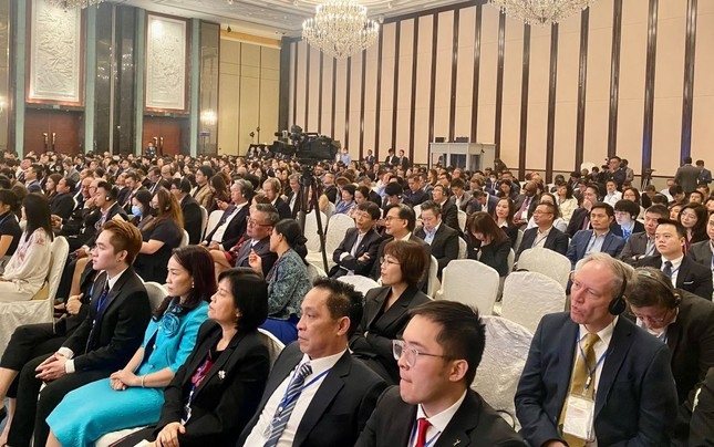 More than 500 delegates, including business executives, attend the Vietnam - Singapore business forum on February 10. (Photo: TPO)