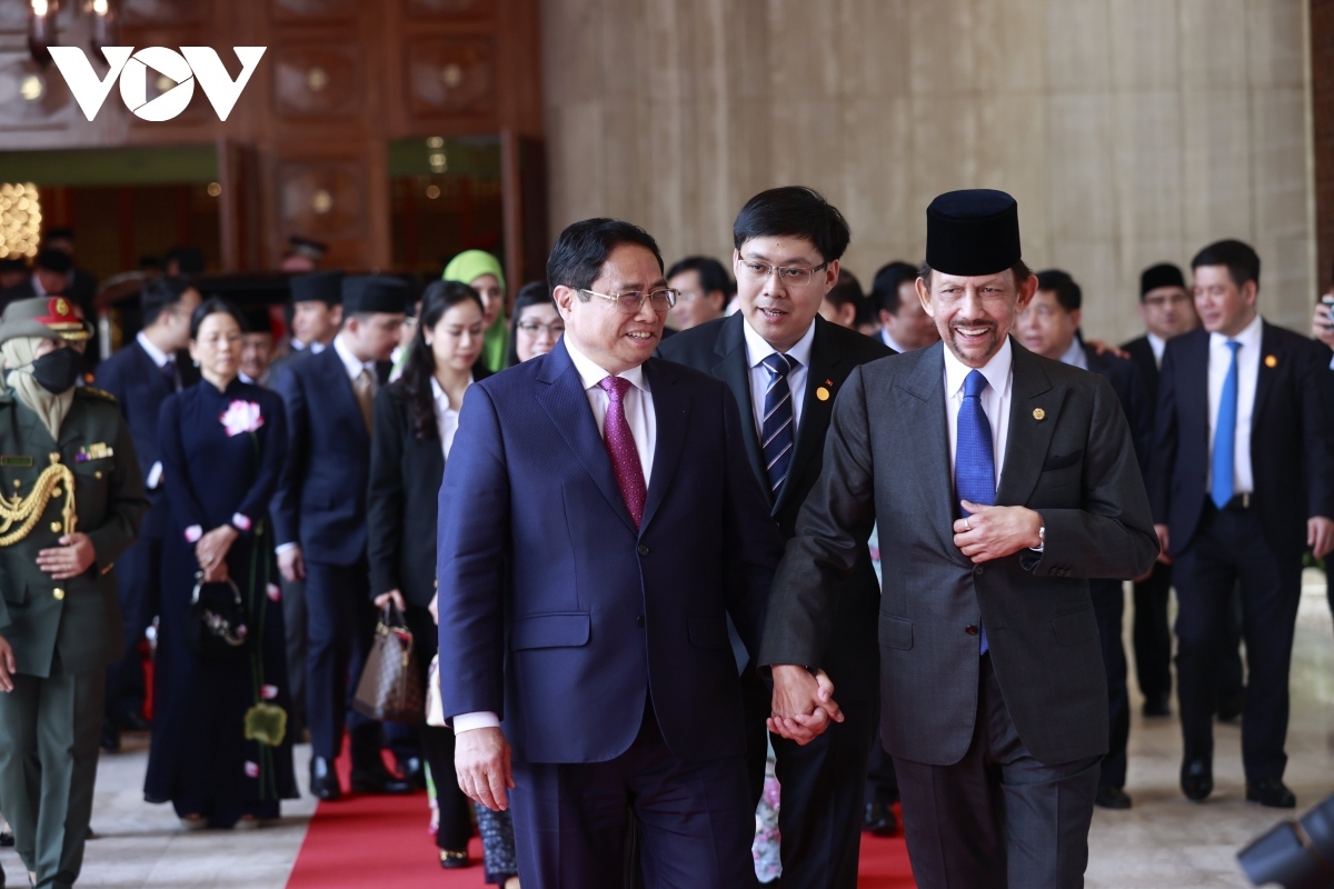 Sultan of Brunei Hassanal Bolkiah (R) welcomes Prime Minister Pham Minh Chinh