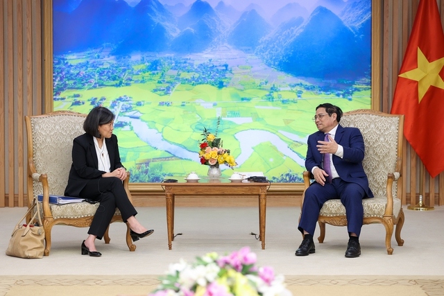 US Trade Representative Katherine Tai (L) and her host - Prime Minister Pham Minh Chinh of Vietnam - at the Feb. 14 meeting in Hanoi. (Photo: VGP)