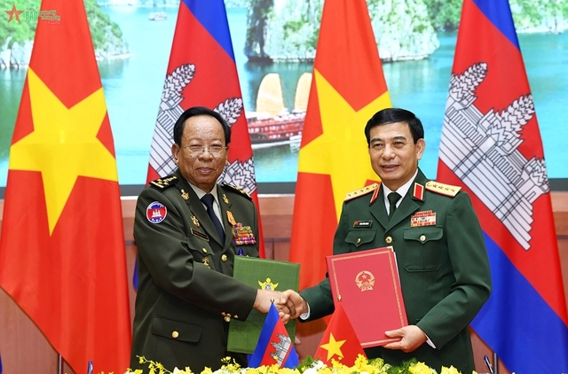 Defence Minister Phan Van Giang (R) and hí Cambodian counterpart Tea Banh sign a defense cooperation document for 2023 in Hanoi on February 19. (Photo: PANO)