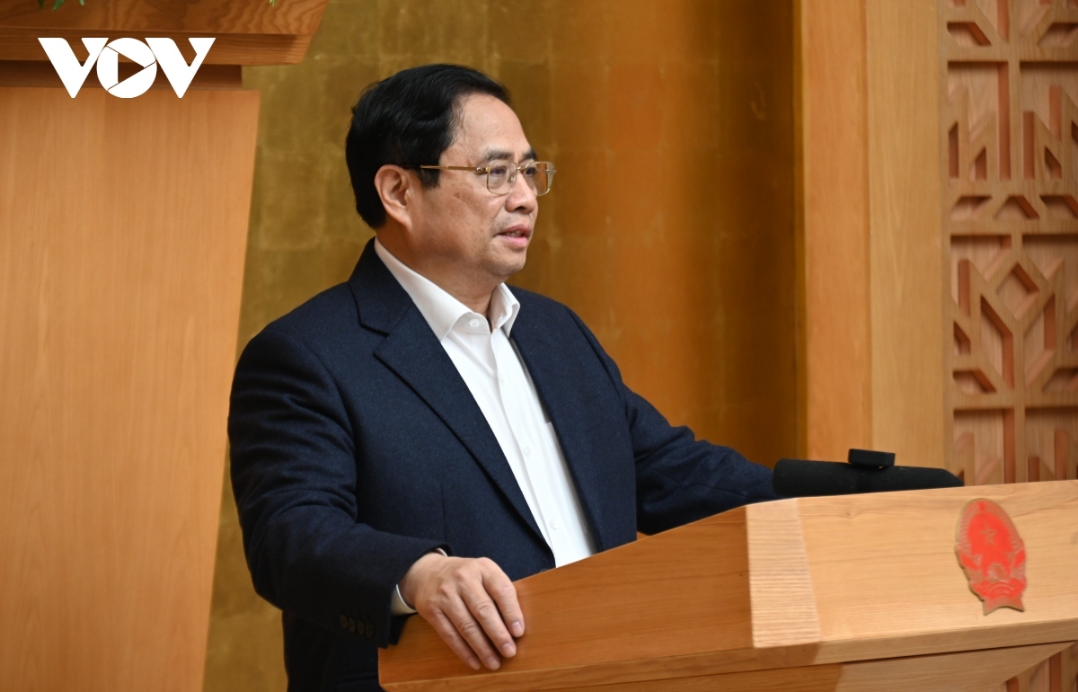 Prime Minister Pham Minh Chinh speaks at the meeting.
