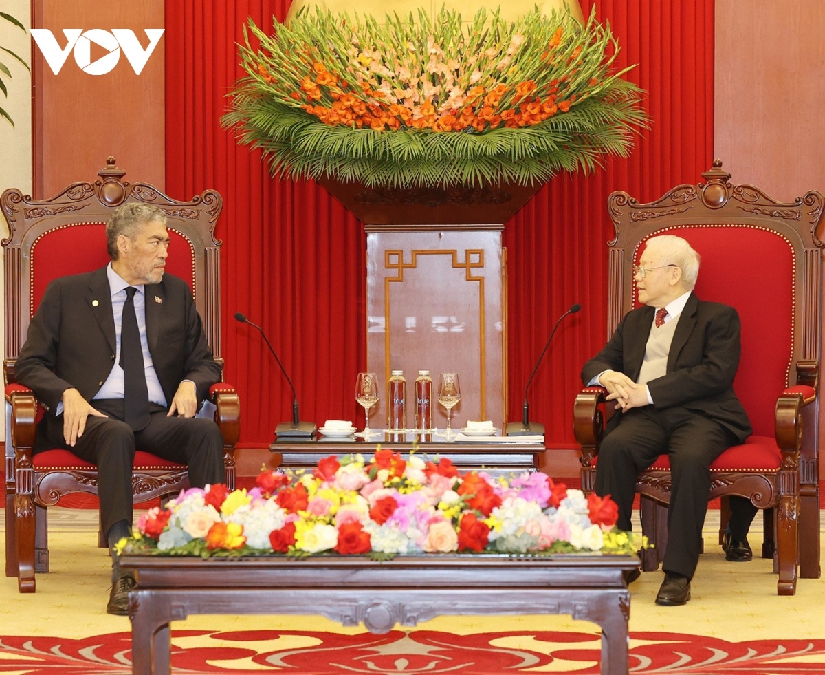 Party General Secretary Nguyen Phu Trong (R) receives MIU General Secretary Miguel Mejia.