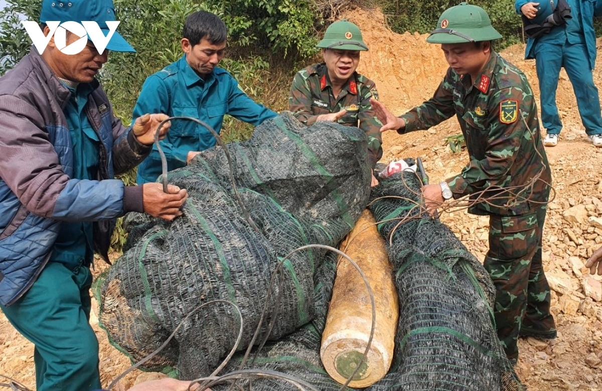 The 120kg ưartime bomb is safely defused in Nghe An province.