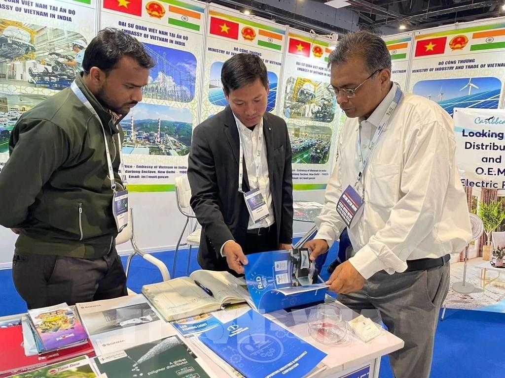 A representative from the Vietnam Trade Office in India discuss with partners about business cooperation opportunities in Vietnam (Photo:VNA)