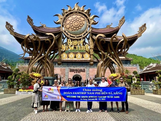 South African famtrip visitors tour the Sunworld Ba Na Hills complex. (Photo: sggp.org.vn)