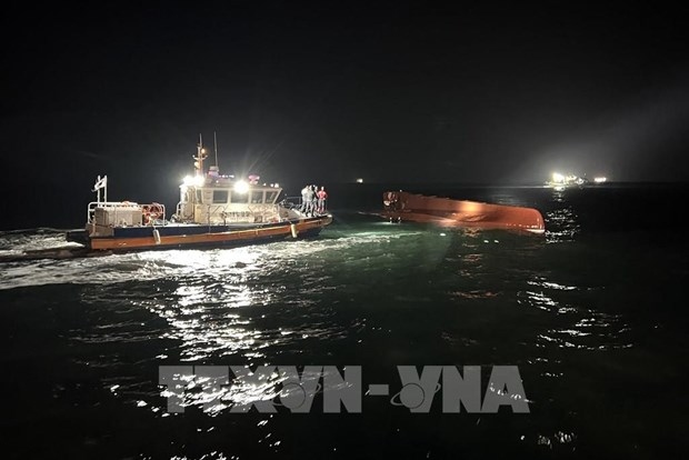 Rescuers are searching for the victims. (Photo: Yonhap/VNA)