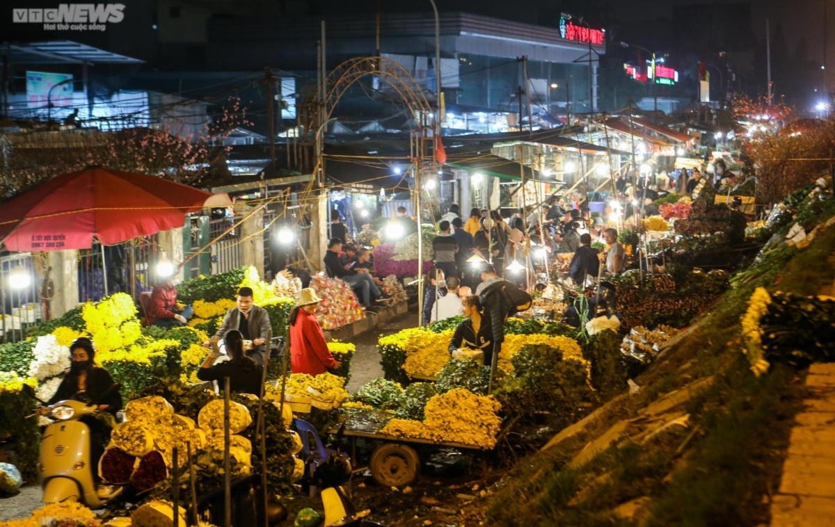 Located by Nghi Tam dyke, Quang An wholesale flower market represents a hugely popular destination for the residents of the capital.