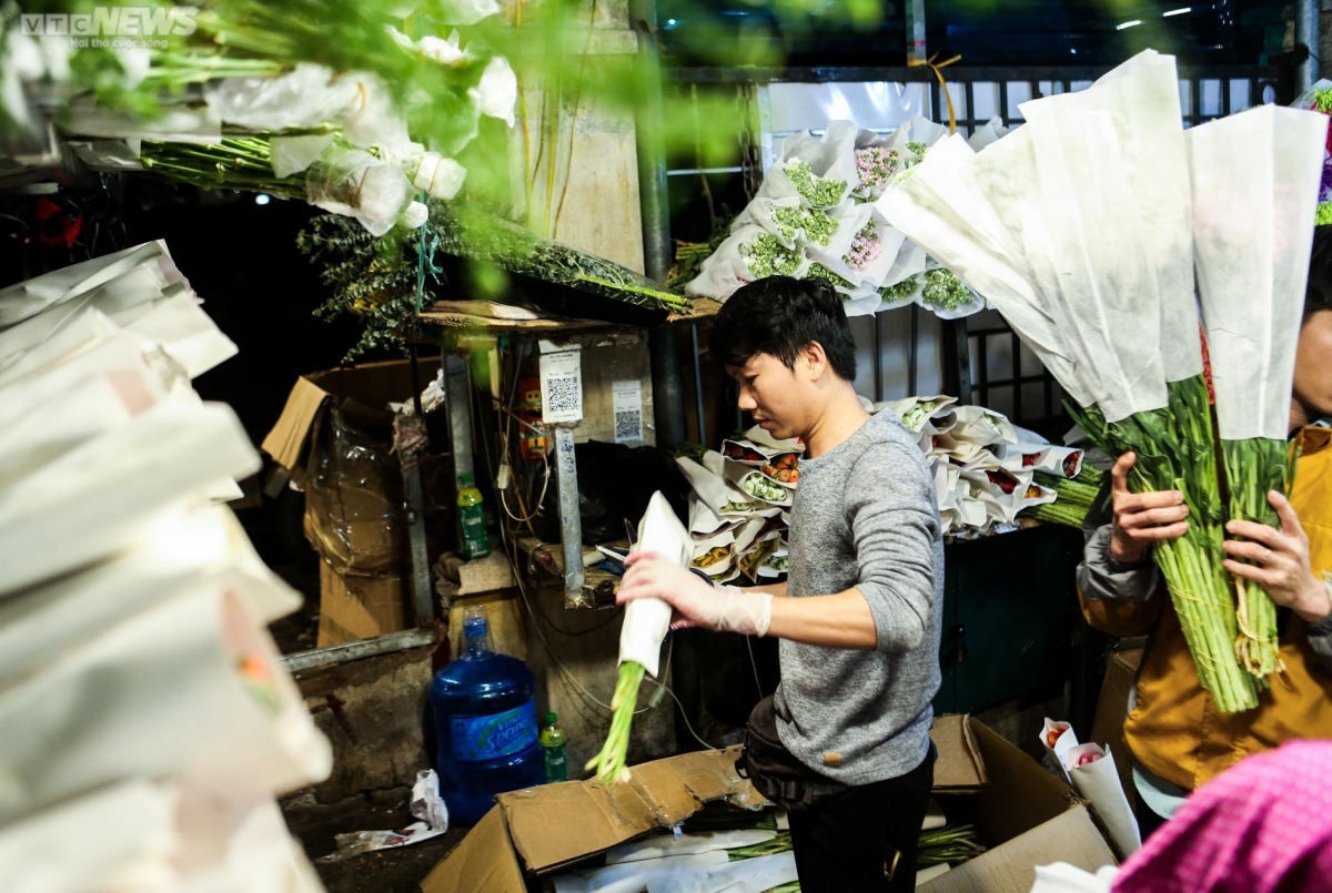 The market is at its most overcrowded and noisiest from 2 a.m. to 4 a.m.