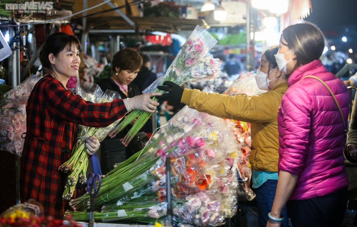 Huyen, a seller at Quang An market, says the wholesale flowers on the occasion of Valentine’s Day are twice as expensive compared to normal days.