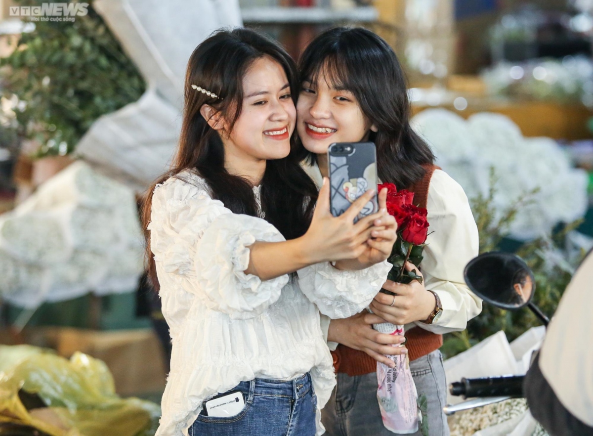 Quang Ba night flower market usually opens at 8 p.m. and closes at dawn the next day. Many young people come to the market not only to buy flowers, but also to admire these wonderful tiny creations, relax, and take beautiful photos.