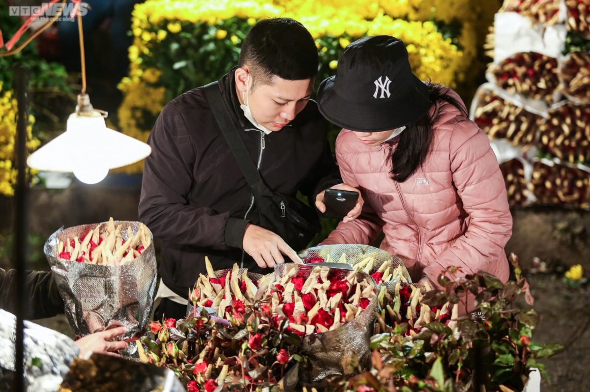 Roses are the most sold item on this occasion. These flowers are said to be brought from gardeners in neighbouring areas such as Tay Tuu, Dong Anh, and Me Linh district of Hanoi suburb, or from China.