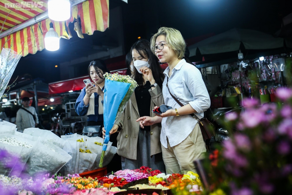 Alongside roses, there are dozens of other flowers with rich colours that are good choices for buyers.