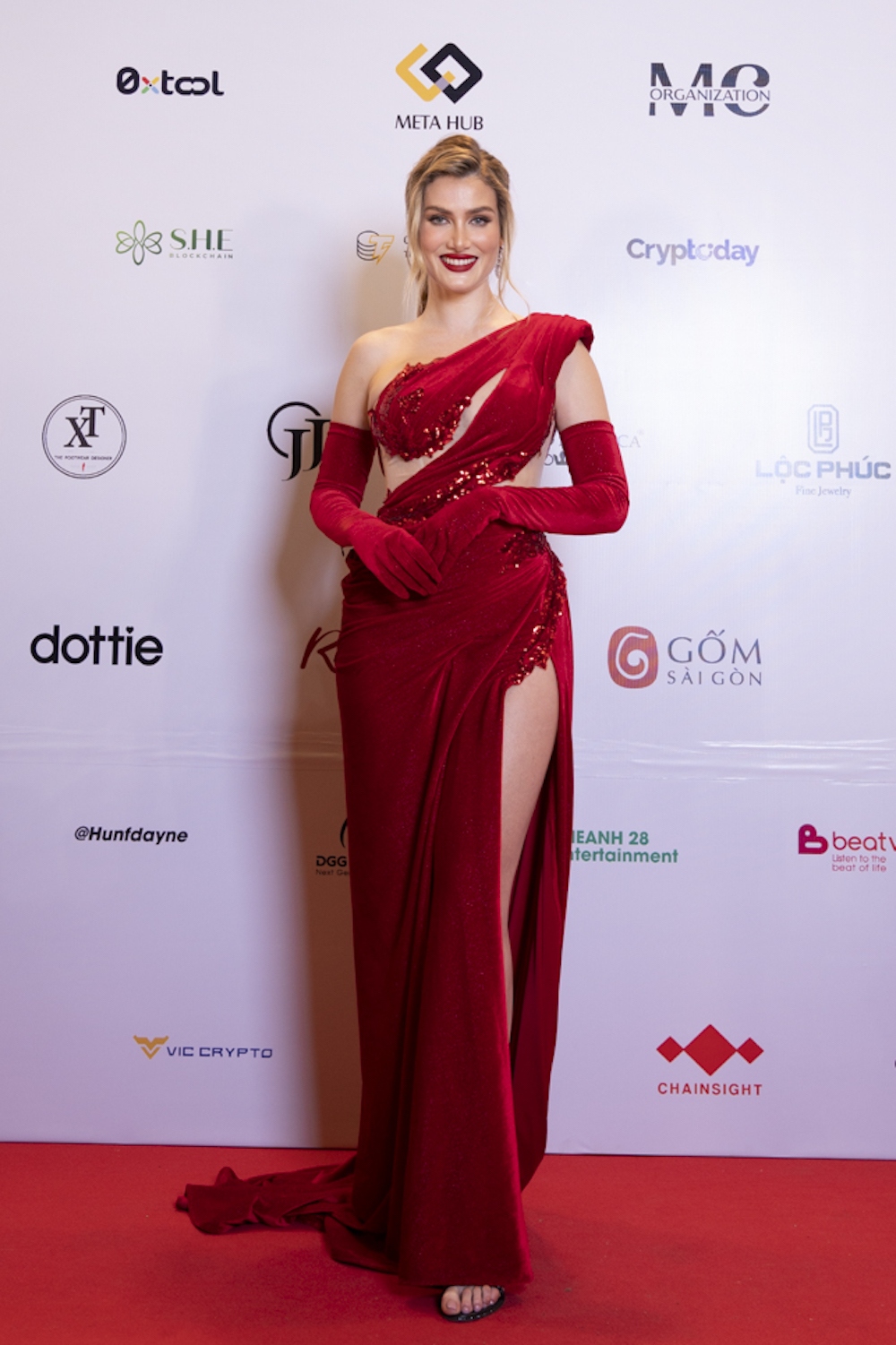 The event witnesses the participation of Mireia Lalaguna, Miss World 2015.