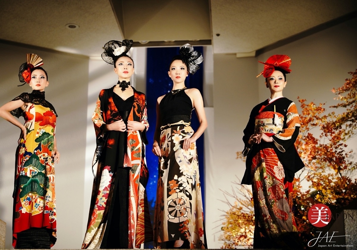 Models perform kimonos by Japanese designer Kobayashi Eiko in a Tokyo fashion show in 2020. (Photo: Be-Japon)