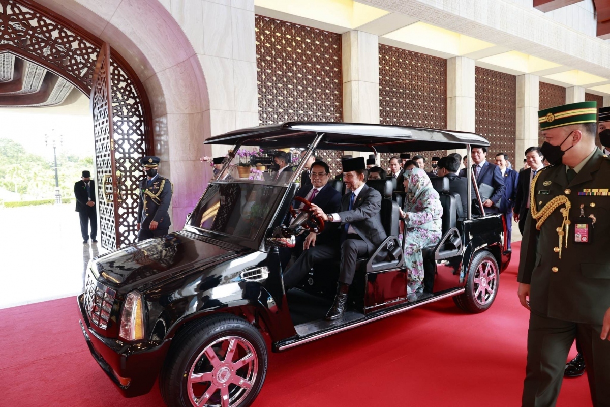 Sultan Hassanal Bolkiah personally drives PM Chinh and his wife to visit the royal palace.