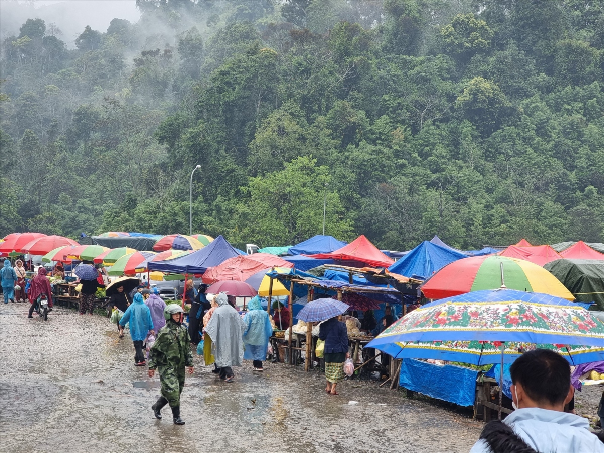 The market is open along the common border of Ky Son district (Nghe An - Vietnam) and Nong Het district (Xiangkhouang - Laos).