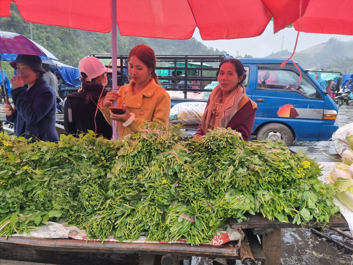 The market previously opened up on the final day every month at a location in Laos, about 3km from the border. Since 2019, the market has been moved to Nam Can international border gate and is held regularly on Sundays.