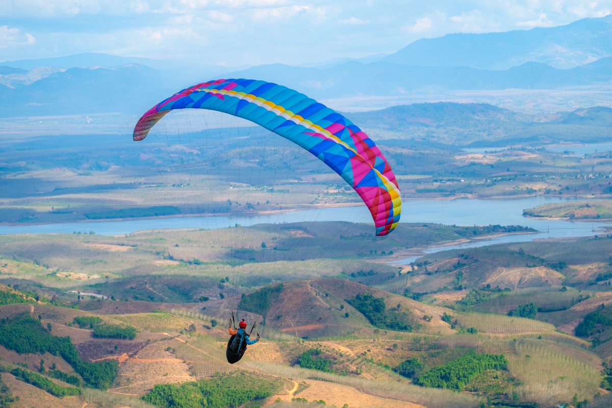 The Open Paragliding tournament in Sa Thay district attracts the participation of 120 foreign and domestic pilots (Photo: SGP)