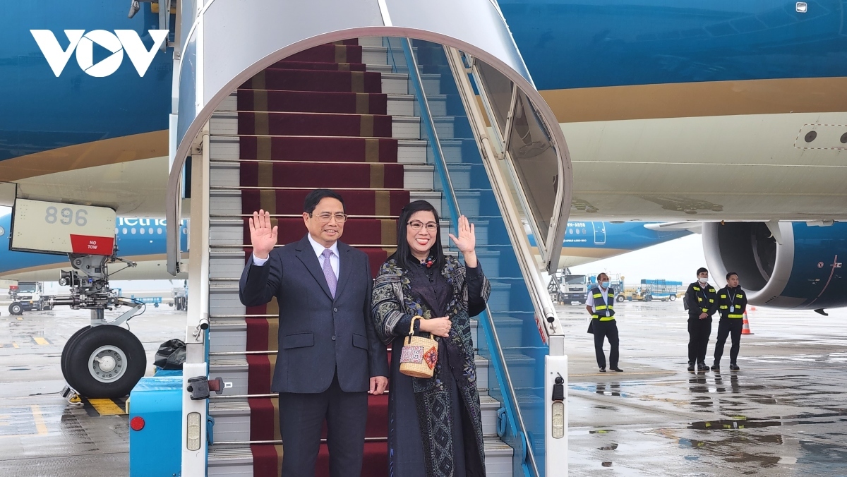The Vietnamese delegation led by Prime Minister Pham Minh Chinh leaves Hanoi for Singapore on February 8, beginning an official visit to Singapore at the invitation of Singaporean Prime Minister Lee Hsien Loong. In the photo, Prime Minister Pham Minh Chinh and his spouse Le Thi Bich Tran at Noi Bai international airport ahead of the flight.