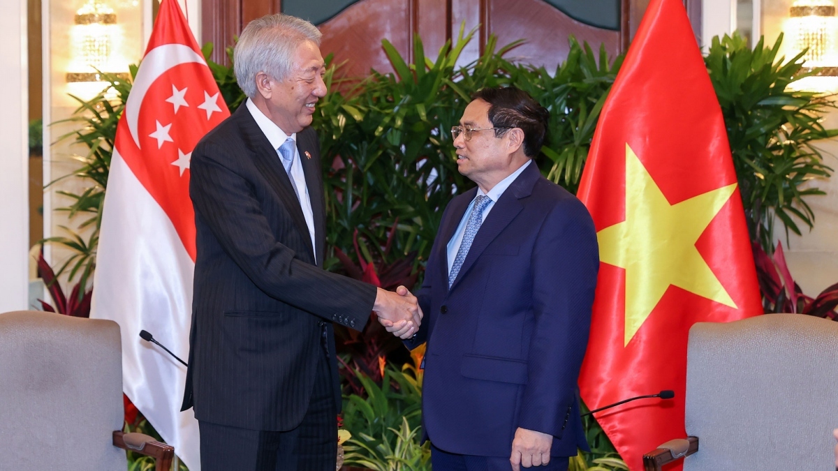 While meeting with Senior Minister and Coordinating Minister for National Security Teo Chee Hean, the Vietnamese PM requests the Minister continue to support and promote the Vietnam - Singapore Strategic Partnership in all fields, especially digital economy, green economy, circular economy, energy transformation, innovation among others. (Photo: VGP).