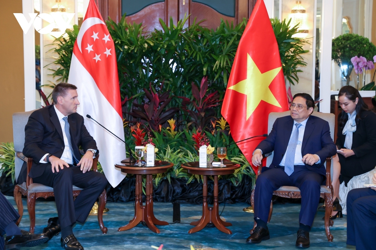During his stay, PM Pham Minh Chinh receives Simon Cooper, chief executive officer in charge of corporate, commercial &amp; institutional banking and Europe &amp; the Americas at Standard Chartered Bank, Patrick Lee, cluster CEO in charge of Singapore &amp; ASEAN Markets. Chinh says the Government of Vietnam prioritizes and encourages green and sustainable financial development, including promoting the development of the green bond market to support the implementation of the national strategy on green growth for 2021-2030 and the ‘zero" net emissions’ commitment.
